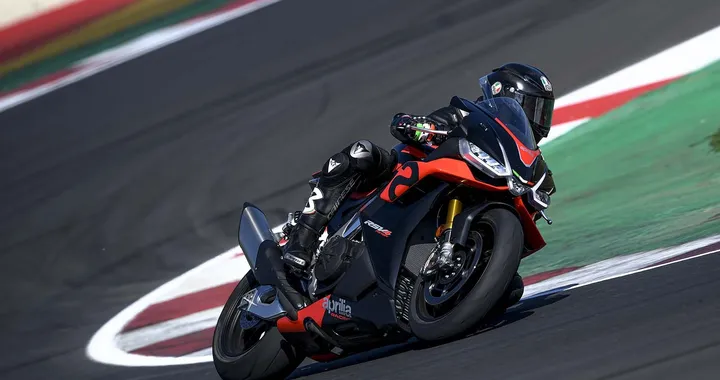 Aprilia Pro Experience: l'8 maggio in pista con Biaggi, Savadori e Iannone