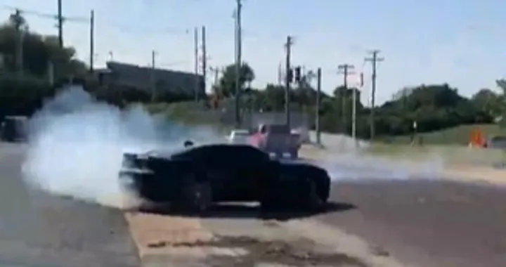 Con la Chevrolet Camaro SS fa lo show ma va a sbattere [Video]