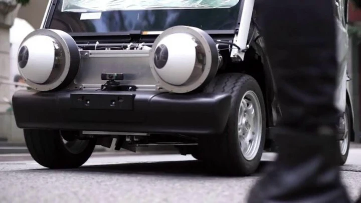 Ecco l'auto che guarda i pedoni, per rassicurarli [Video]