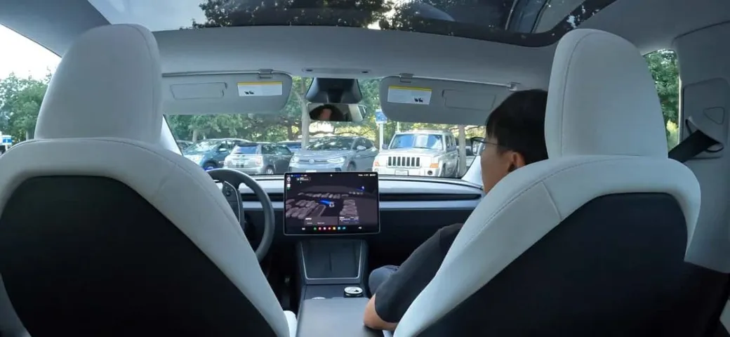 Il Robotaxi va in tilt e non esce dal parcheggio: disastro Tesla