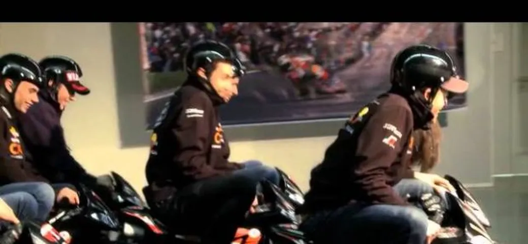 Gara di minimoto tra i piloti Repsol /video