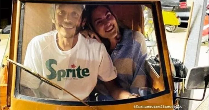 Valentino Rossi torna ai vecchi tempi: in giro per Tavullia con l'Ape, insieme alla fidanzata