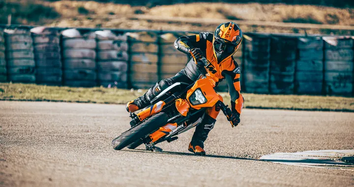 Nuove KTM 125 e 390 SMC R: debutto sul mercato con stile