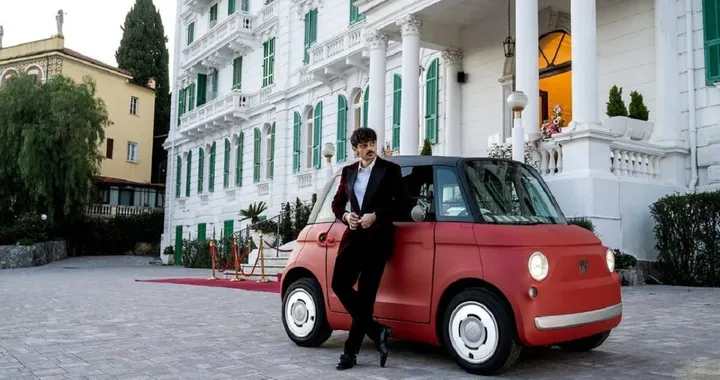 Fabio Rovazzi sale a bordo della Fiat Topolino Corallo per Sanremo