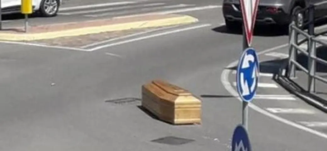 Incidenti incredibili: carro funebre perde la bara per strada