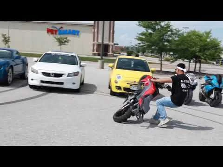 Impennata in moto con scenografica caduta [Video]