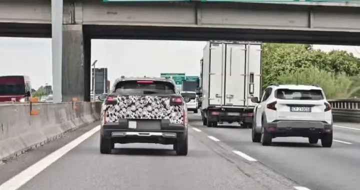 Fiat Grizzly sorpresa su strada, il confronto con Dacia Duster
