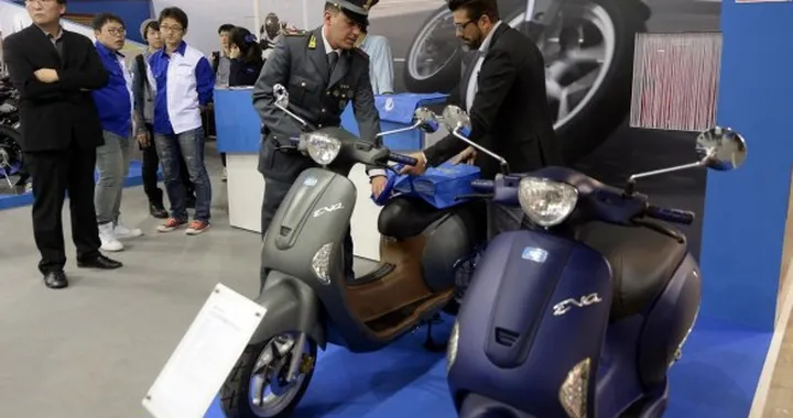 EICMA: GdF sequestra imitazioni Vespa