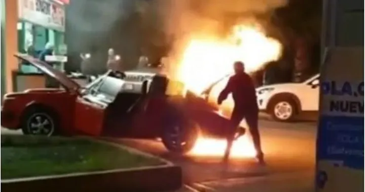 Porsche 911 Targa 2.7 va a fuoco in Messico [Video]