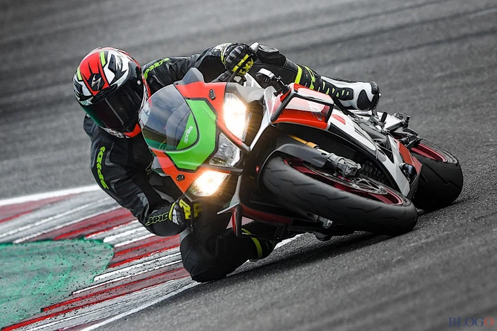 Aprilia RSV4 RF Factory Works: primo contatto