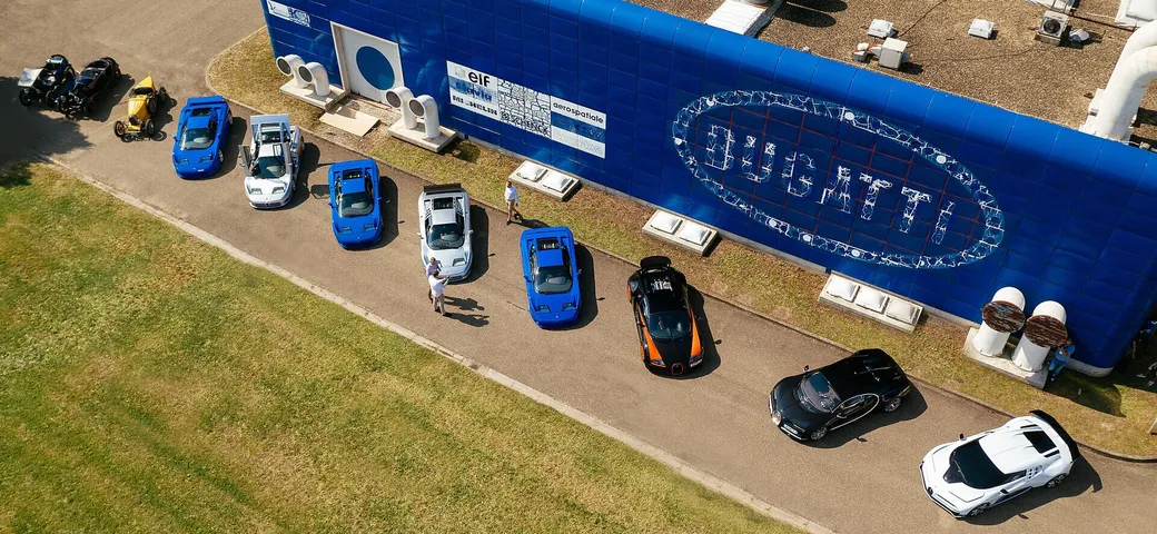 Bugatti: omaggio ai 30 anni della fabbrica blu di Campogalliano