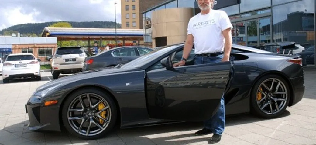 Norvegia: proprietario Lexus LFA fa rimuovere dosso perché troppo alto