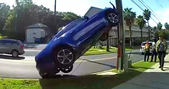 Ubriaco sulla Ford Mustang finisce sul palo della luce [Video]