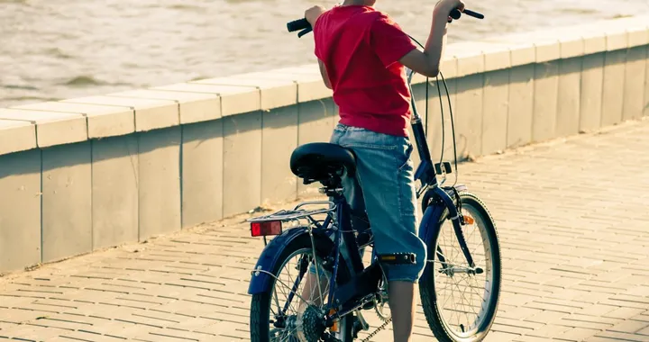 Bambino di 8 anni multato dopo caduta sulla ciclabile: sanzione surreale