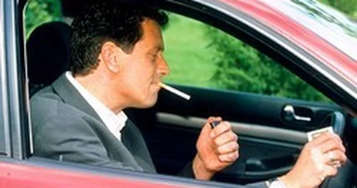 Gran Bretagna: vietato fumare al volante