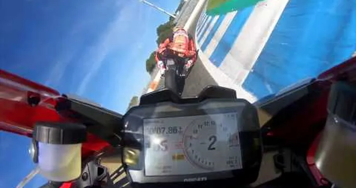 Ducati Panigale 4V R 2019: giro al limite sulla pista di Jerez