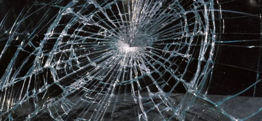 Roma, follia sulla tangenziale: straniero lancia sassi su auto, un ferito