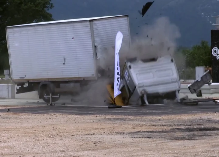 Road blocker contro gli attentati: l'efficacia è incredibile [Video]
