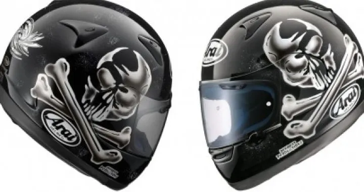 Arai Chaser Jolly Roger, il casco dei pirati
