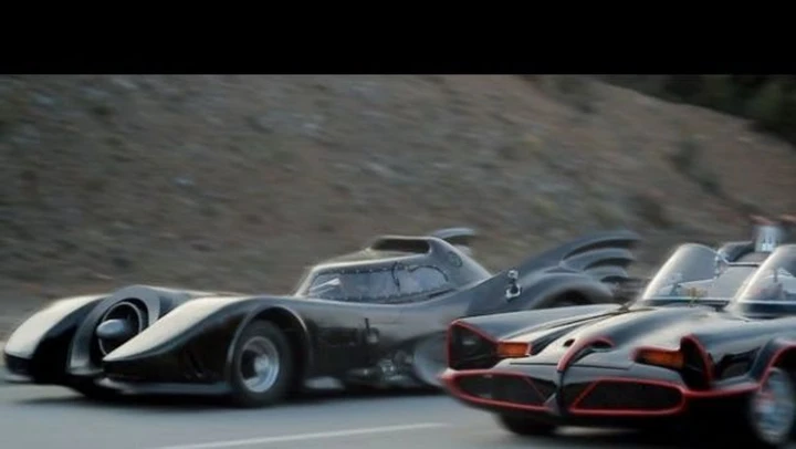 Video: una curiosa gara d'accelerazione fra due... Batmobili!