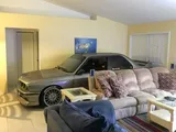 Mette al sicuro la sua BMW M3 dall'uragano: parcheggiata in salotto