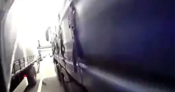Motociclista a sandwich tra due camion [Video]