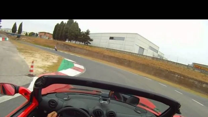 Lotus Elise 1.6 - Il video test su strada e in pista