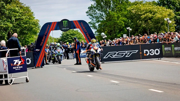 Isle of Man TT 2026, grave incidente: prove annullate dopo la bandiera rossa