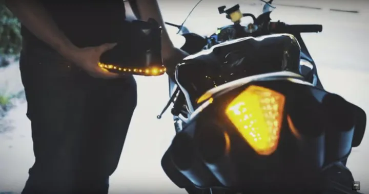 Roame Zeros: frecce e stop della moto anche sugli stivali [Video]