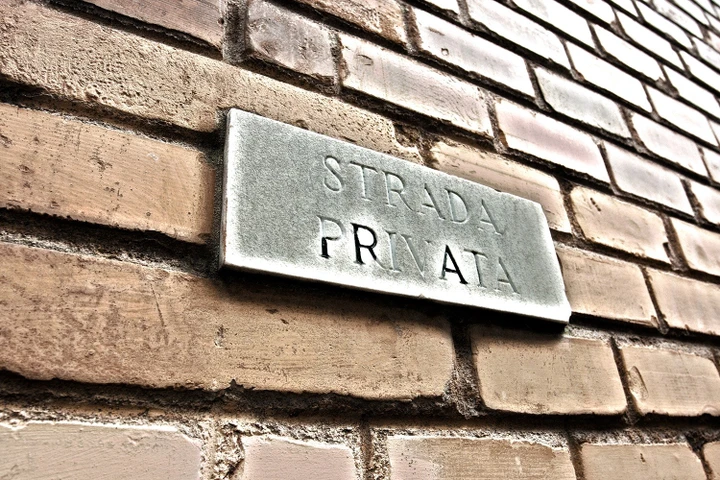 La multa nella strada privata è valida? Ecco cosa dice la normativa