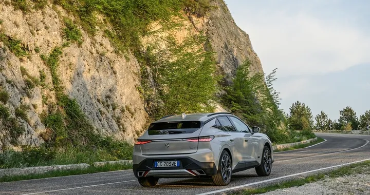 DS4 Cross E-Tense: la prova su strada