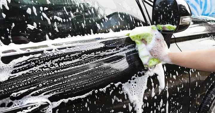 Lavare l’auto in inverno: come si fa, prodotti e consigli
