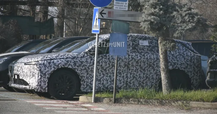 DS N°7, il futuro SUV realizzato a Melfi beccato su strada