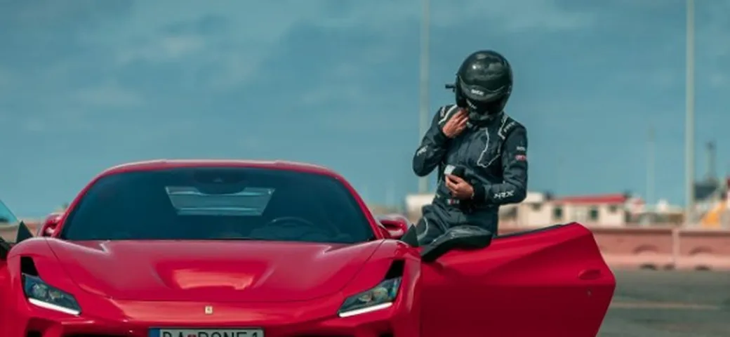 Fabio Barone sfida il record di velocità sulla portaerei Trieste con la Ferrari SF90
