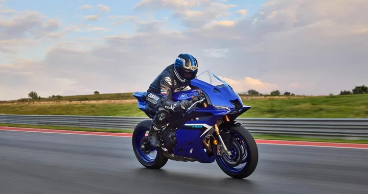 La YZF-R9 ABS mette KO la R6: Yamaha cambia tutto