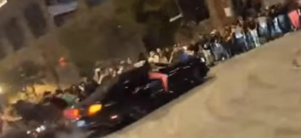 Con la Ford Mustang fa i donut, perde il controllo ed è crash [Video]