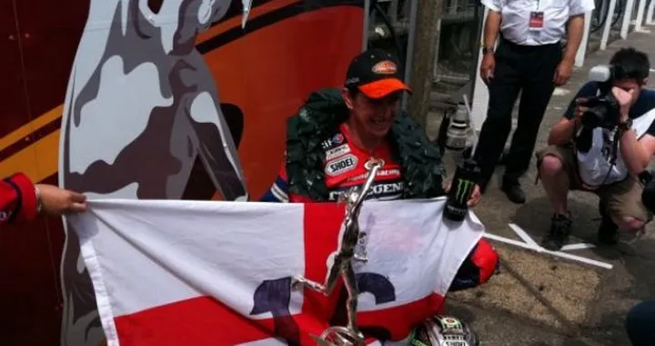 Tourist Trophy: John McGuinness trionfa nella Superbike. E' la vittoria n° 16 al TT