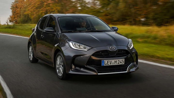 Mazda2 2022: arriva la tecnologia full hybrid di Toyota