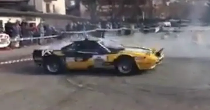 Ferrari 308 GTB Gruppo 4 disegna le ciambelle [Video]