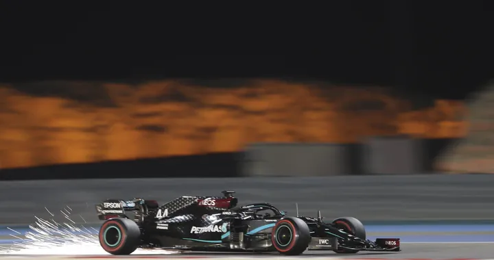 F1, GP Bahrain 2020: Hamilton pole position e record della pista. Indietro le Ferrari