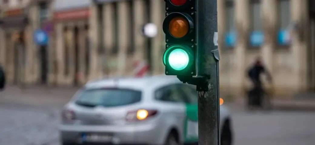 Non passa col semaforo verde per causare un incidente: la truffa