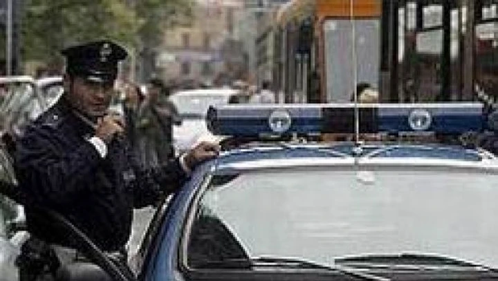 Tristezze italiane: botte ed insulti alle forze dell'ordine invece di controlli