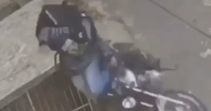 Parcheggia nel posto sbagliato e la moto cade dalle scale (Video)