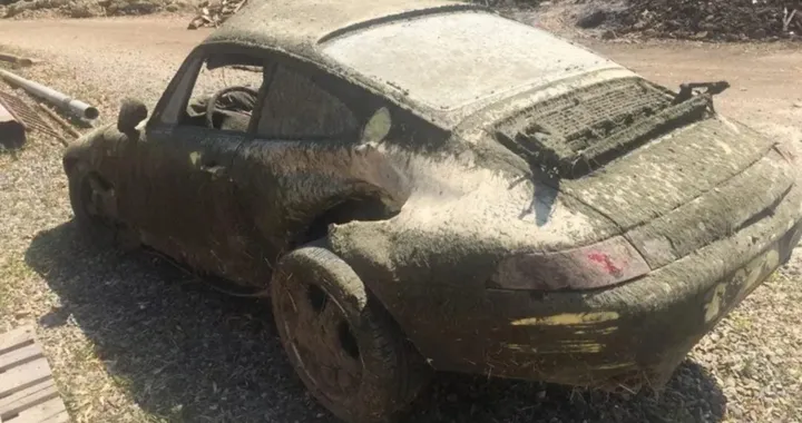 Porsche 911 resta 5 anni in un fiume: dentro c’erano 1.100 kg di fango