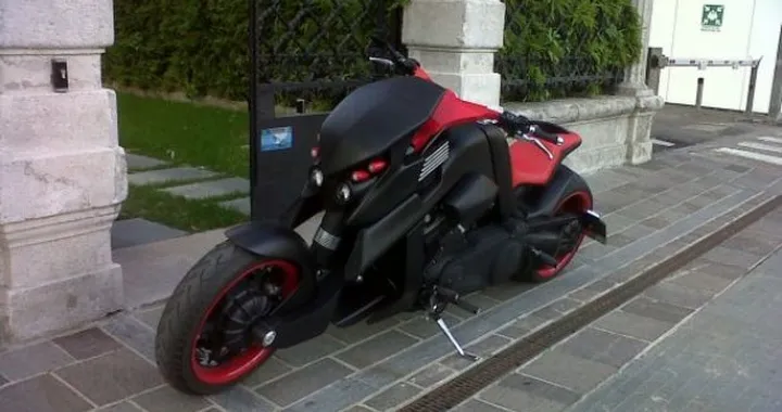 Foto del giorno: avvistata a Milano la Batmoto di Batman!