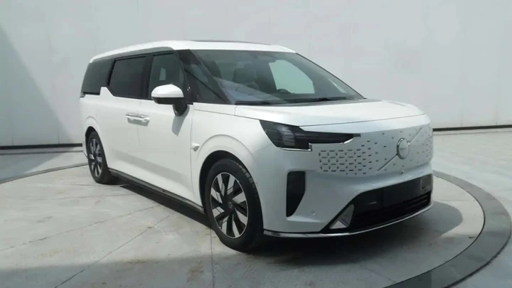 Volvo EM90: trapelate sul web le prime immagini del minivan elettrico
