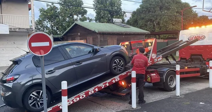 A 200 km/h con una Peugeot 208, la follia termina malamente