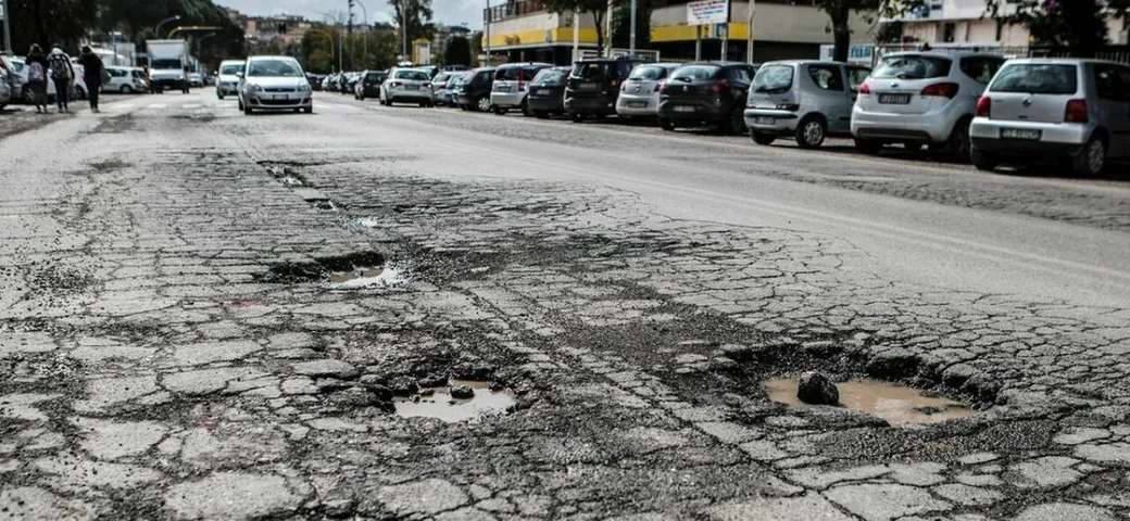 Roma, drastico calo delle denunce per buche stradali: le hanno riparate?
