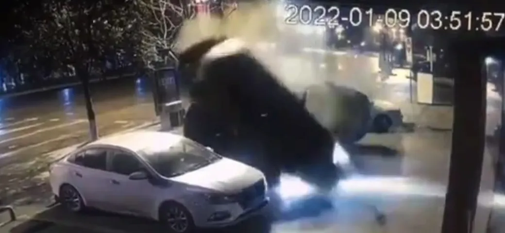 Incidente multiplo con parcheggio in atterraggio [Video]