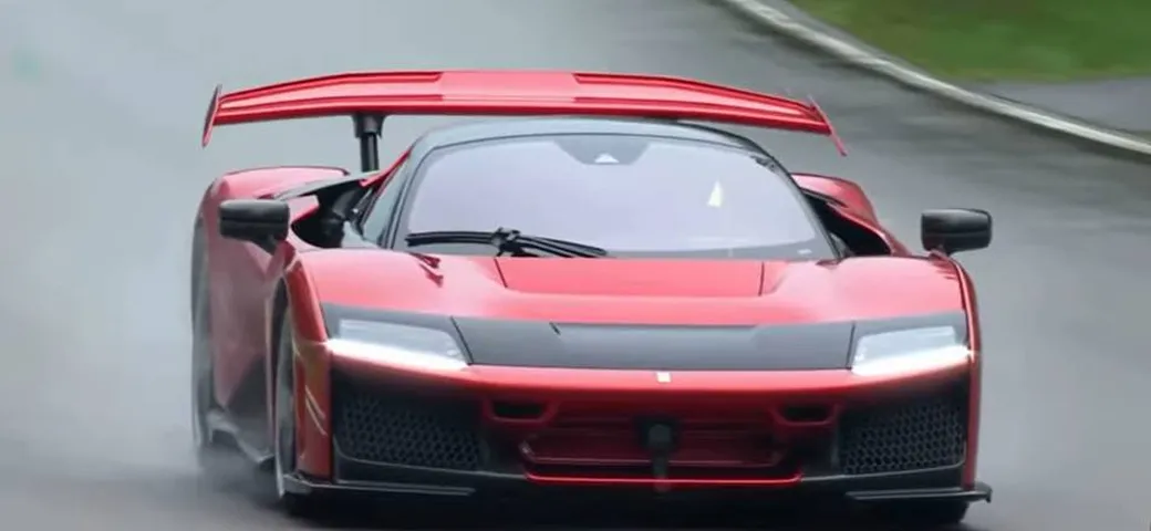 Ferrari F80: le riprese in pista ad Imola per le Finali Mondiali | Video